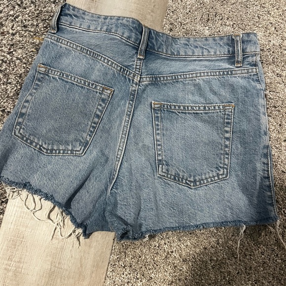 Top shop Highwaisted Lightwash size 4/6 jean shorts. No rips. - Picture 3 of 4